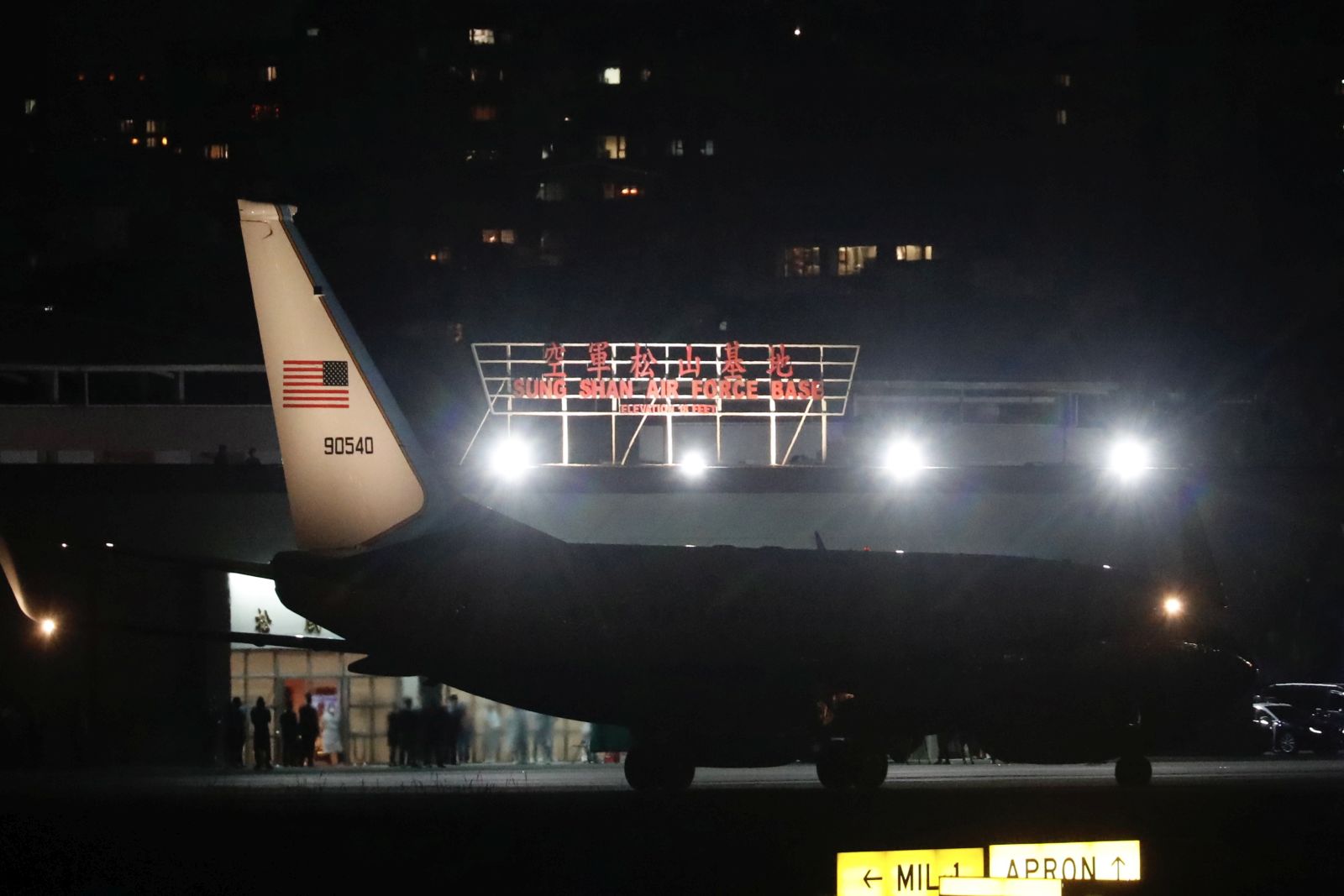epa10102838 The Boeing C-40C flight SPAR19 carrying the delegation headed by US House Speaker Nancy Pelosi arrives in Songshan Airport in Taipei, Taiwan, 02 August 2022.  China has raised a warning stating its military will not sit idle if US House of Representatives Speaker Nancy Pelosi visits Taiwan. Pelosi is leading a Congressional delegation to the Indo-Pacific region with a visit to Singapore, Malaysia, South Korea and Japan.  EPA/RITCHIE B. TONGO
