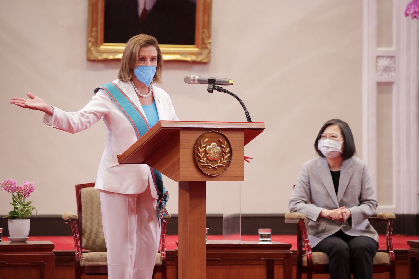 epa10103554 A handout photo made available by the Taiwan Presidential office shows US House Speaker Nancy Pelosi (L) making her speech as Taiwan President Tsai Ing-wen looks on during their meeting at the Presidential Palace in Taipei, Taiwan, 03 August 2022. Pelosi, the highest ranking US official to visit the island in 25 years,  began her visit in Taiwan despite strong warnings of military action from China against the visit.  EPA/TAIWAN PRESIDENTIAL PALACE HANDOUT  HANDOUT EDITORIAL USE ONLY/NO SALES