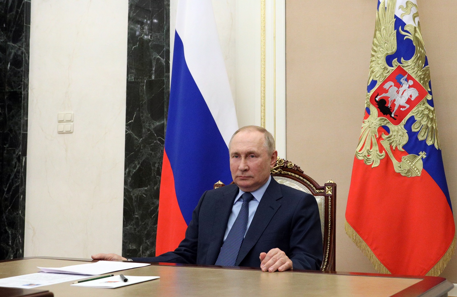 epa10104018 Russian President Vladimir Putin attends a working meeting via teleconference call in Moscow, Russia, 03 August 2022.  EPA/MIKHAIL KLIMENTYEV / KREMLIN POOL / SPUTNIK MANDATORY CREDIT