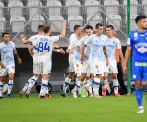 epa10104650 Players of Dynamo Kyiv celebrate their 1-0 lead during the UEFA Champions League third qualifying round, first leg soccer match between Dynamo Kyiv and Sturm Graz in Lodz, Poland, 03 August 2022.  EPA/Grzegorz Michalowski POLAND OUT