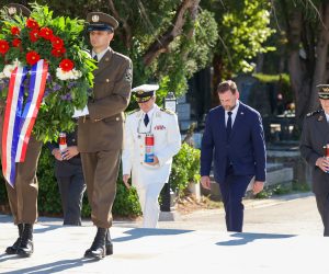 Zagreb, 04.08.2022 -  povodu obilježavanja Dana pobjede i domovinske zahvalnosti i Dana hrvatskih branitelja izaslanstvo Ministarstva obrane i Hrvatske vojske položlo je vijence i zapalilo svijeće na Gradskom groblju Mirogoj. Na slici miniistar obrane Mario Banožić, načelnik GS OSRH Robert Hranj položili su vijence na grobu Franje Tuđmana.
foto HINA/ Damir SENČAR/ ds