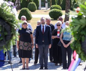 Zagreb, 04.08.2022 -  U povodu obilježavanja Dana pobjede i domovinske zahvalnosti i Dana hrvatskih branitelja izaslanstvo Grada Zabreba položlo je vijence i zapalilo svijeće na Gradskom groblju Mirogoj. Na slici zagrebački gradonačelnik Tomislav Tomašević položio je vijenac i zapalio svijeću kod Zida boli.  
foto HINA/ Damir SENČAR/ ds
