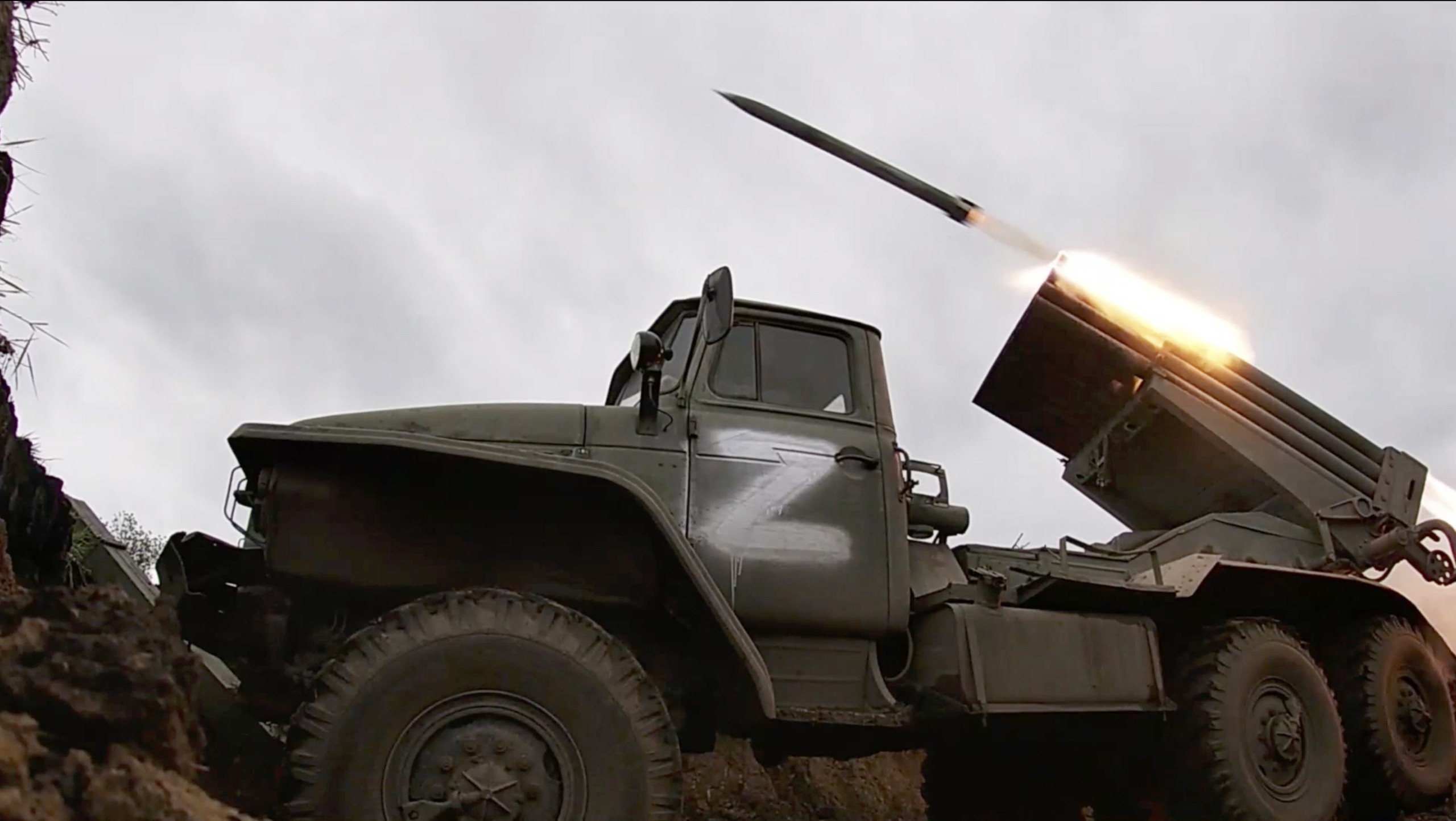 epa10105442 A still image taken from a handout video made available by the Russian Defence Ministry's press service shows a Russian Tornado-G multiple launch rocket system firing a rocket during battles at an undisclosed location in Ukraine, 03 August 2022 (issued 04 August 2022). On 24 February 2022 Russian troops entered the Ukrainian territory in what the Russian president declared as a 'Special Military Operation', starting an armed conflict that has provoked destruction and a humanitarian crisis.  EPA/RUSSIAN DEFENCE MINISTRY PRESS SERVICE HANDOUT  HANDOUT EDITORIAL USE ONLY/NO SALES