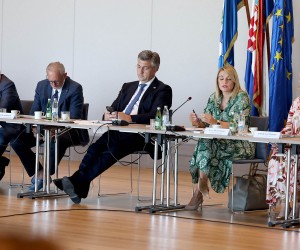 Zadar, 4.8.2022.-  Predsjednik Vlade Andrej Plenkoviæ i èlanovi Vlade sastali su se s predstavnicima turistièkog sektora, upanima priobalnih upanija i gospodarstvenicima. Razgovarali su o dosadanjim turistièkim rezultatima i daljnjim planovima za turistièku sezonu. Na slici Oleg Butkoviæ, Davor Boinoviæ, Andrej Plenkoviæ, Nikolina Brnjac i Anja impraga. 
foto HINA/Zvonko KUCELIN/ zk