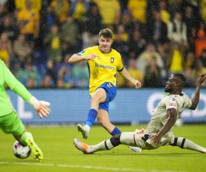 epa10106327 Brondby's Marko Divkovic (C) scores the 1-0 lead against Basel's goalkeeper Marwin Hitz (L) and Kasim Adams (R) during the UEFA Europa Conference League third qualifying round, first leg soccer match between Brondby IF and FC Basel in Brondby, Denmark, 04 August 2022.  EPA/Claus Bech  DENMARK OUT
