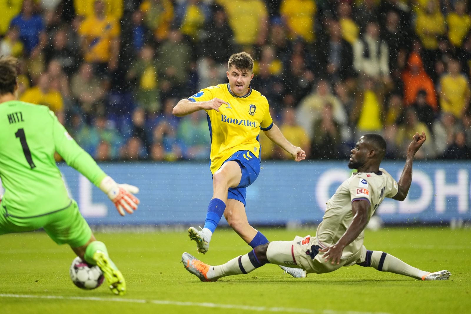 epa10106327 Brondby's Marko Divkovic (C) scores the 1-0 lead against Basel's goalkeeper Marwin Hitz (L) and Kasim Adams (R) during the UEFA Europa Conference League third qualifying round, first leg soccer match between Brondby IF and FC Basel in Brondby, Denmark, 04 August 2022.  EPA/Claus Bech  DENMARK OUT