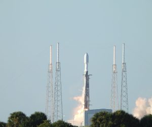 epa10106560 A SpaceX Falcon 9 rocket carrying South Korea's first lunar orbiter, the Korea Pathfinder Lunar Orbiter known as Danuri, lifts off from Cape Canaveral Space Force Station in Cape Canaveral, Florida, USA, 04 August 2022.  EPA/YONHAP / POOL SOUTH KOREA OUT