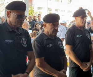Knin, 5.8.2022.- ?Neto prije podneva na Trgu dr. Ante Starèeviæa ispred spomenika "Oluja 95" nekadanji ratni zapovjednik 9. bojne HOS-a Marko Skejo? je nakon polaganja vijenca postrojio svoje suborce, kao to to veæ godinama èini, nakon èega je uslijedio pozdrav "Za dom, spremni" kojega su uzviknuli tri puta. Sve je to izazvalo oduevljenje na trgu, te su brojni graðani pljeskali. 
foto HINA/ aklina JURIÆ/ ua