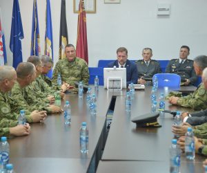 Knin, 5.8.2022.- Hvala vam na svemu to ste danas uèinili da na najbolji moguæi naèin obiljeimo ovaj veliki dan za cijeli hrvatski narod, poruèio je ministar Banoiæ. Ministar Banoiæ sastao se u Kninu, nakon sredinje sveèanosti obiljeavanja Dana pobjede i domovinske zahvalnosti, Dana hrvatskih branitelja i 27. obljetnice VRO Oluja s Provedbenim stoerom Hrvatske vojske i Ministarstva obrane. 
foto HINA/ MORH/ F.Klen/ ua