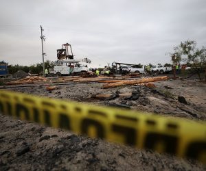 epa10107392 Emergency personnel work to rescue the 10 miners trapped in a mine in Sabinas, Mexico, 05 August 2022. The Mexican president, Andres Manuel Lopez Obrador, promised on 05 August that his government will 'work to rescue' the 10 miners trapped in Sabinas, Coahuila, in the north of the country, after almost 48 hours of the collapse in a coal mine.  EPA/Antonio Ojeda