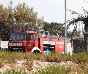 Novalja, 09.08.2022. - Noćas nešto prije 3 sata u šumi pored plaže Zrće u Novalji na otoku Pagu došlo je do požara.
Požar su gasili vatrogasci DVD Novalja te ostali DVD-ovi otoka Paga. Oko 7 sati požar je lokaliziran i stavljen pod kontrolu.
foto HINA/ Zvonko KUCELIN/ ml