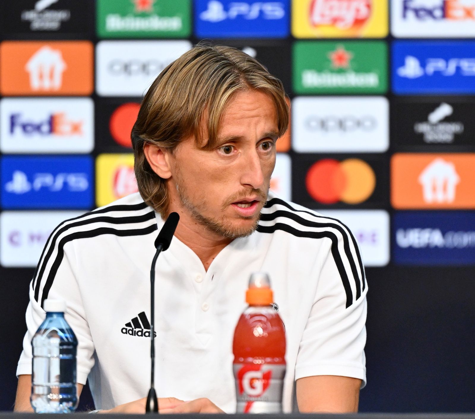 epa10112880 A handout photo made available by the UEFA of Real Madrid midfielder Luka Modric speakinig at the Real Madrid CF press conference in Helsinki, Finland, 09 August 2022, on the eve of the UEFA Super Cup Final 2022 between Real Madrid and Eintracht Frankfurt.  EPA/Oliver Hardt / UEFA HANDOUT  HANDOUT EDITORIAL USE ONLY/NO SALES