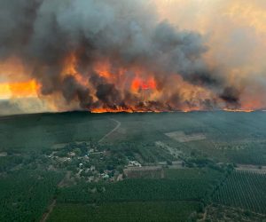 epa10113519 A handout photo made available by the communication department of the Gironde Firebrigade SDIS33 shows  a forest fire in Saint Magne, in the Gironde region of southwestern France, 09 August 2022 (issued 10 August 2022).  EPA/HANDOUT/SDIS 33 HANDOUT  HANDOUT EDITORIAL USE ONLY/NO SALES