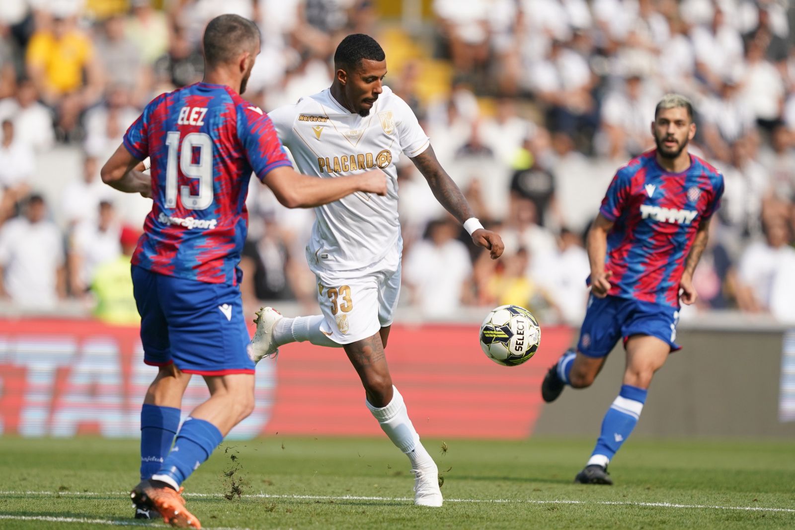 epa10114310 Vitoria de Guimaraes player Anderson Silva Silva scores a goal against Hajduk Split during their UEFA Europa Conference League qualification soccer match, held at D. Afonso Henriques stadium, in Guimaraes, Portugal, 10 August 2022.  EPA/HUGO DELGADO