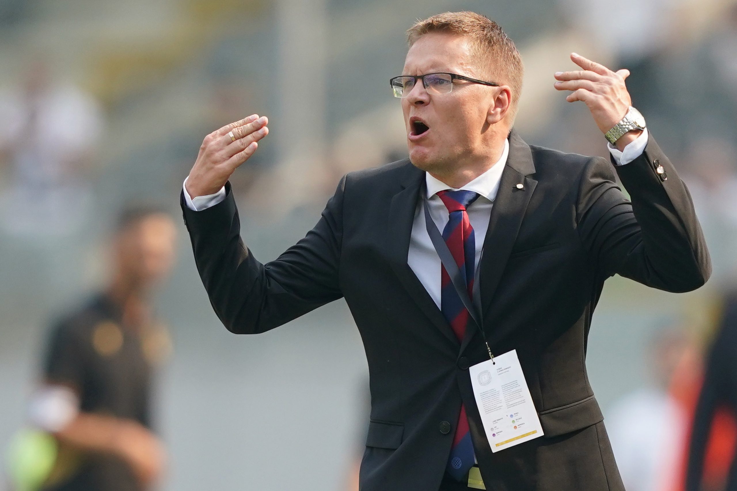 epa10114323 Hajduk Split head coach Valdas Dambrauskas reacts during their UEFA Europa Conference League qualification soccer match against Vitoria de Guimaraes, held at D. Afonso Henriques stadium, in Guimaraes, Portugal, 10 August 2022.  EPA/HUGO DELGADO