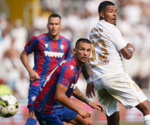 epa10114322 Vitoria de Guimaraes player Anderson Silva (R) in action against Hajduk Split player Josip Vukovic (L) during their UEFA Europa Conference League qualification soccer match, held at D. Afonso Henriques stadium, in Guimaraes, Portugal, 10 August 2022.  EPA/HUGO DELGADO