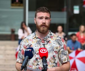 Zabreb, 12.08.2022 - Konferencija za novinare Mreže mladih Hrvatske (MMH) na prostoru ispred Središnjeg državnog ureda za demografiju i mlade, a povodom obilježavanja Međunarodnog dana mladih. Tema je konferencije položaj mladih, te politike za mlade u Hrvatskoj. Na slici medijima se obratio redsjednik organizacije Leo Staković.
foto HINA/ Damir SENČAR/ ds