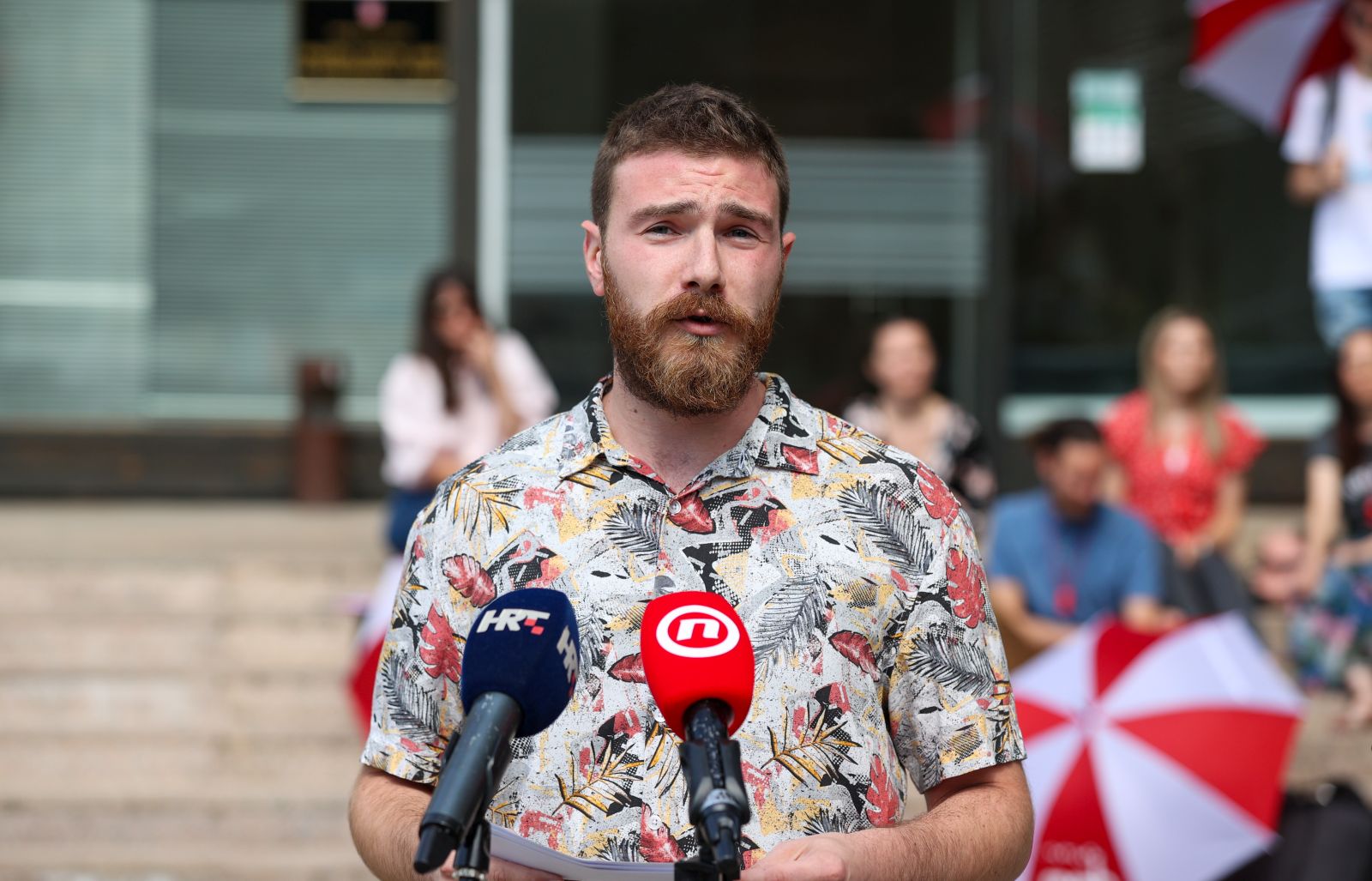 Zabreb, 12.08.2022 - Konferencija za novinare Mreže mladih Hrvatske (MMH) na prostoru ispred Središnjeg državnog ureda za demografiju i mlade, a povodom obilježavanja Međunarodnog dana mladih. Tema je konferencije položaj mladih, te politike za mlade u Hrvatskoj. Na slici medijima se obratio redsjednik organizacije Leo Staković.
foto HINA/ Damir SENČAR/ ds