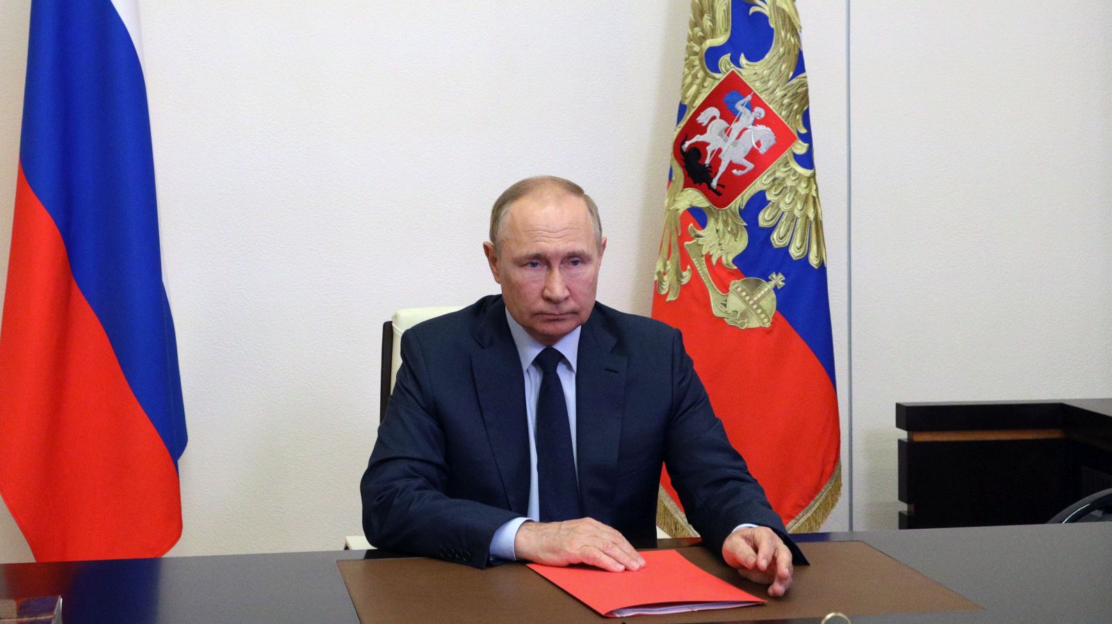 epa10116853 Russian President Vladimir Putin chairs a meeting with permanent members of the Russian Security Council via a video conference call at the Novo-Ogaryovo state residence outside Moscow, Russia, 12 August 2022.  EPA/MIKHAIL KLIMENTYEV/KREMLIN / POOL MANDATORY CREDIT