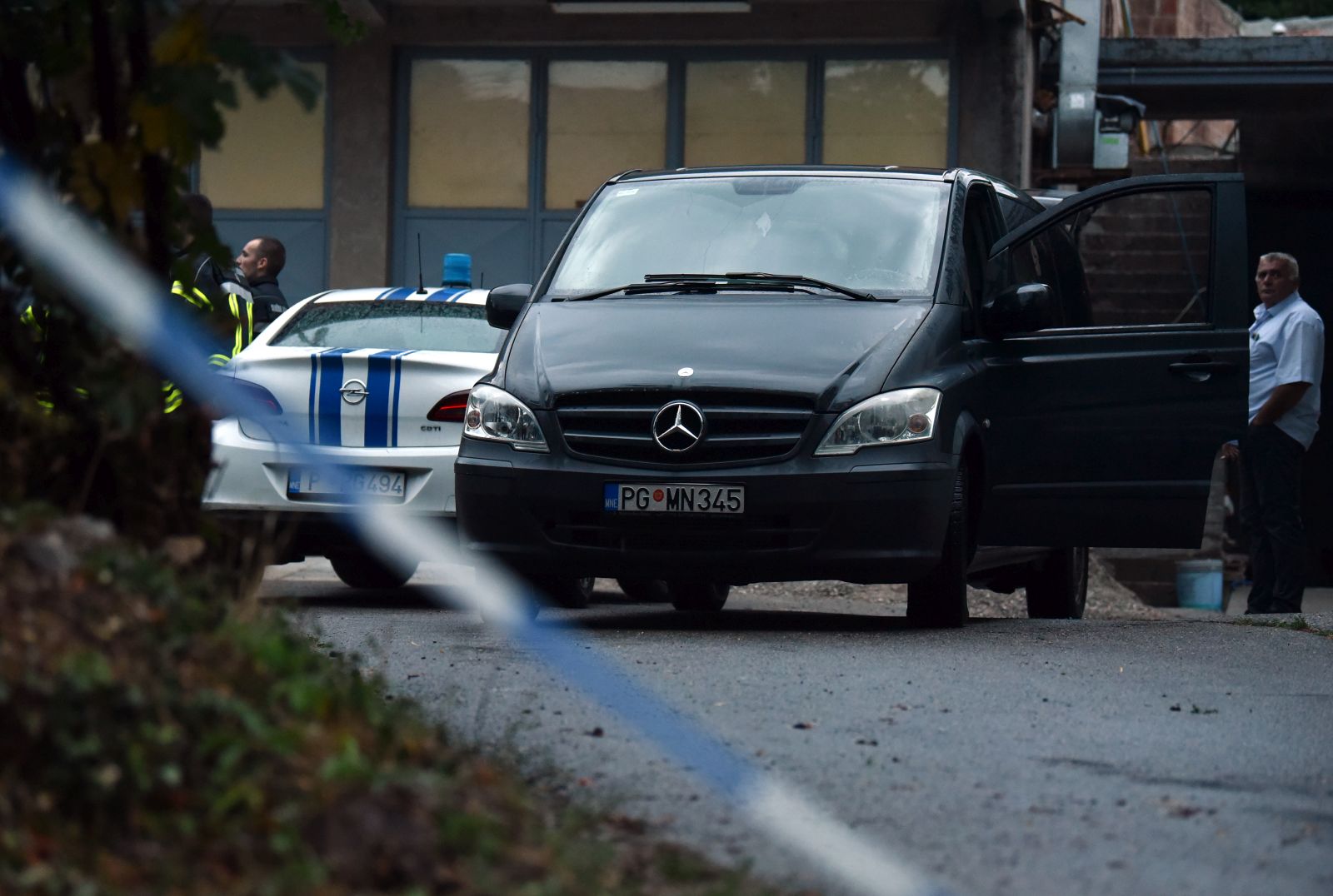 epa10117915 Police officers close off the crime scene at Cetinje, Montenegro, 12 August 2022. A 34 year old male in Montenegro went on a shooting rampage after a family dispute, killing at least 10 people on the street before being gunned down in an exchange of fire with the police.  EPA/BORIS PEJOVIC