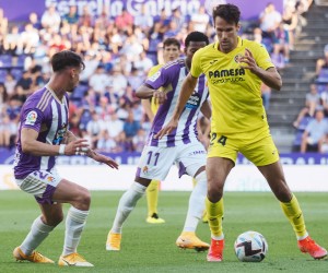 epa10119294 Valladolid's defender Luis Perez (L) in action against Villarreal's defender Alfonso Pedraza during the Spanish LaLiga soccer match between Valladolid CF and Villarreal CF at Jose Zorrilla stadium in Valladolid, Spain, 13 August 2022.  EPA/R. GARCIA