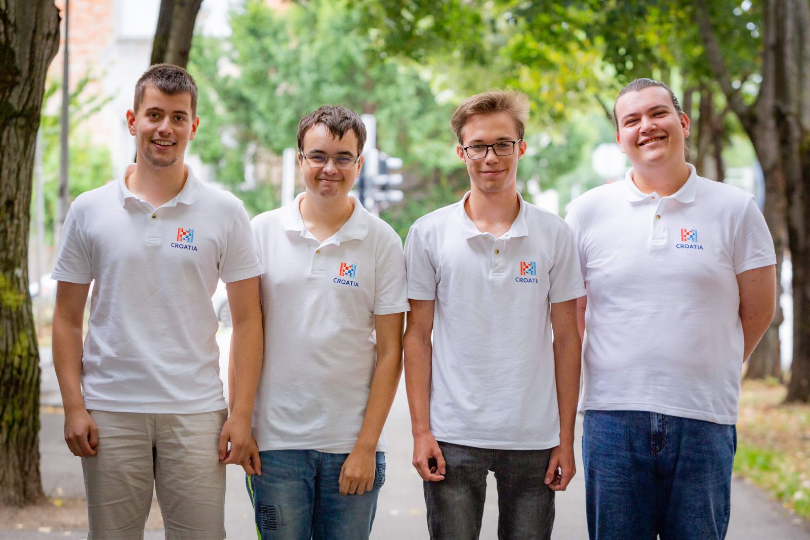 Zagreb, 14.08.2022. - Na 34. međunarodnoj informatičkoj olimpijadi, koja se od 7. do 15. kolovoza, hibridno održava u Indoneziji, u gradu Yogyakarta, hrvatski srednjoškolci osvojili su dvije zlatne i jednu brončanu medalju. Zlatnu medalju osvojili su Dorijan Lendvaj i Patrick Pavić iz XV. gimnazije iz Zagreba, a brončanu medalju Matej Vojvodić, iz zagrebačke Gimnazije Lucijana Vranjanina. Dodatno, Ivan Janjić iz XV. gimnazije iz Zagreba zaslužio je pohvalu. Stručni voditelj reprezentacije bio je Ivan Paljak, a u organizaciji su još sudjelovali Paula Vidas, Matej Ferenčević, Fran Babić i Nikola Dmitrović. foto HINA/ Hrvatski savez informatičara/ Dribbling Pictures/ Boris Mitic/ ml