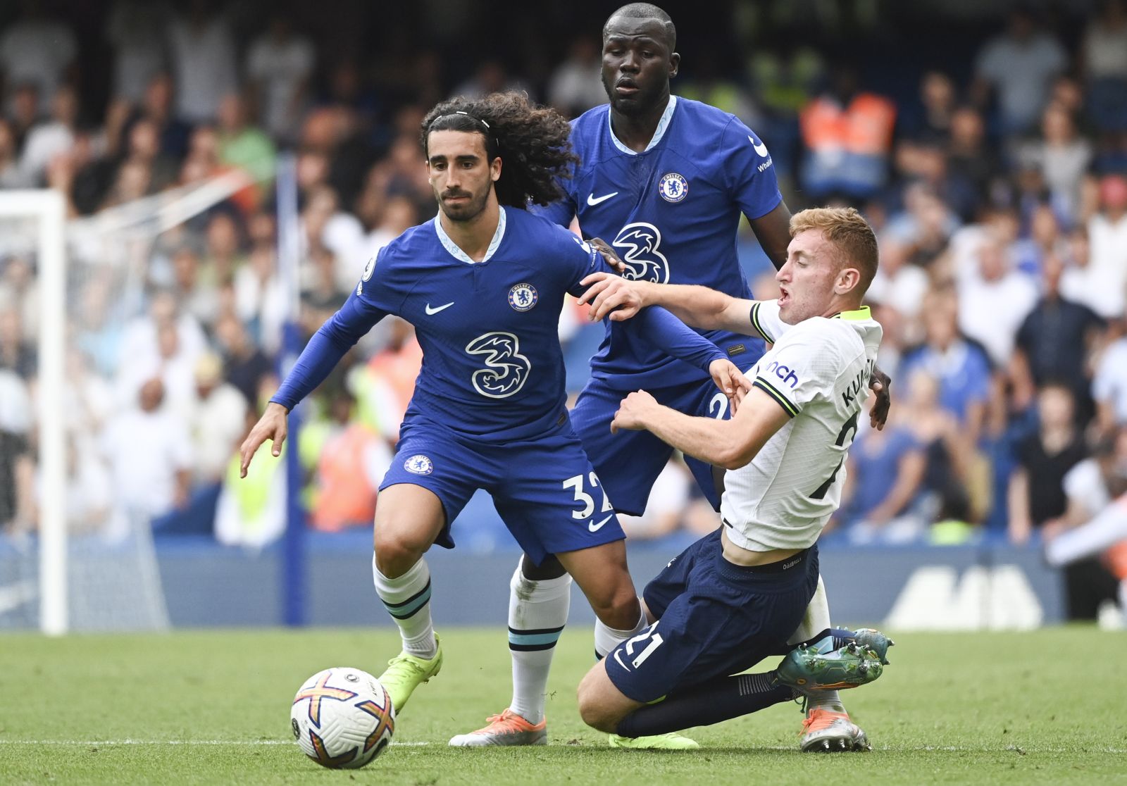 epa10120961 Marc Cucurella (L) of Chelsea in action against Dejan Kulusevski (R) of Tottenham during the English Premier League soccer match between Chelsea FC and Tottenham Hotspur in London, Britain, 14 August 2022.  EPA/ANDY RAIN EDITORIAL USE ONLY. No use with unauthorized audio, video, data, fixture lists, club/league logos or 'live' services. Online in-match use limited to 120 images, no video emulation. No use in betting, games or single club/league/player publications
