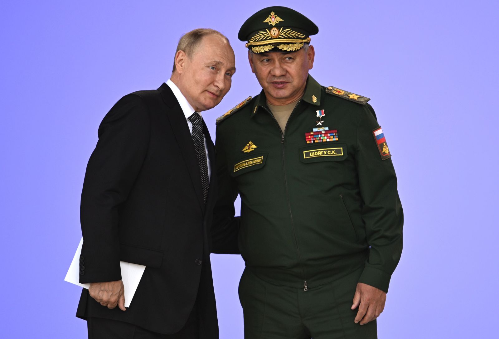epa10122362 Russian President Vladimir Putin (L) and Russian Defence Minister Sergei Shoigu (R) attend an opening ceremony of the Army-2022 International Military and Technical Forum and the Army-2022 International military games at the Russian Armed Forces' Patriot Park in Kubinka, Russia, 15 August 2022. The Army-2022 international military-technical forum takes place from 15 to 21 August.  EPA/PAVEL BEDNYAKOV / KREMLIN POOL / SPUTNIK / POOL MANDATORY CREDIT