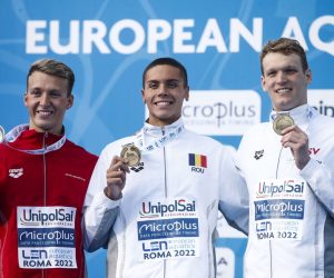 epa10122805 Second placed Switzerland's Antonio Djakovic (L), first placed Romania's David Popovici (C), and third placed Felix Auboeck of Austria celebrate after the Men's 200 Freestyle event during the LEN European Aquatics Championships in Rome, Italy, 15 August 2022.  EPA/ANGELO CARCONI