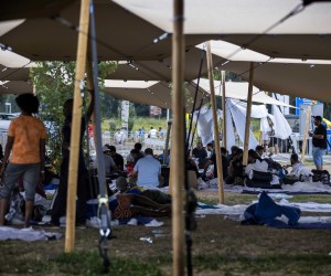 epa10123691 Asylum seekers are preparing their makeshift accommodation for the night in Ter Apel, Netherlands 15 August 2022 (issued 16 August 2022). The Central Agency for the Reception of Asylum Seekers (COA) expects that about 150 people will have to sleep outside at the application center in Ter Apel because of the crowds.  EPA/Vincent Jannink