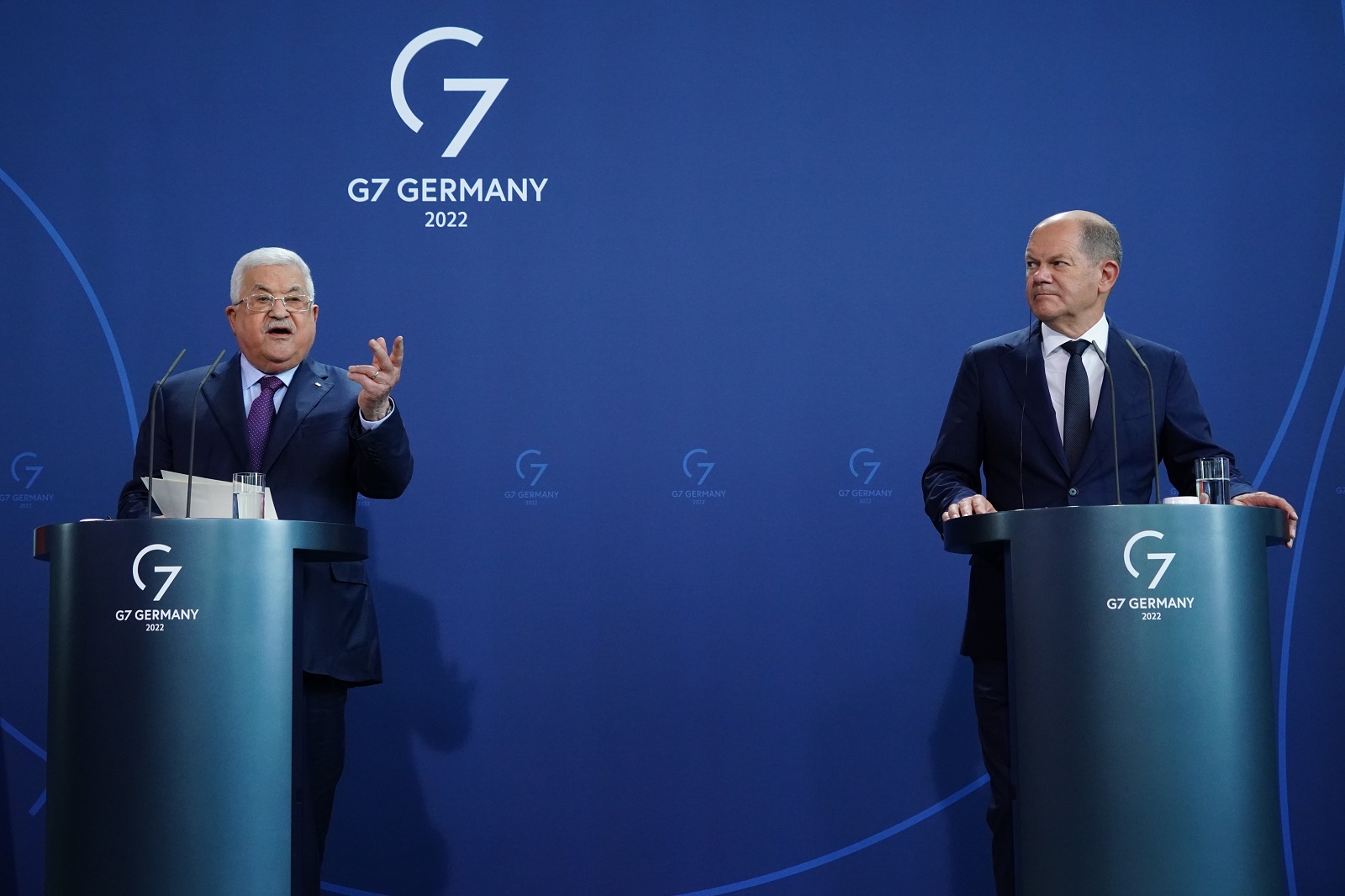 epa10124369 German Chancellor Olaf Scholz (R) holds a joint press conference with Palestinian President Mahmoud Abbas (L) at the Chancellery in Berlin, Germany, 16 August 2022. German Chancellor Olaf Scholz and Palestinian President Mahmoud Abbas met for bilateral talks.  EPA/CLEMENS BILAN