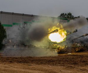 epa10128598 Soldiers of the South Korean Army's 28th Division conduct an artillery live-fire drill with K-55A1 self-propelled howitzers at an army training range in Pocheon, north of Seoul, South Korea, 19 August 2022. The military exercise was held to mark the seventh anniversary of the two Koreas' shelling across the inter-Korean border on 20 August 2015.  EPA/YONHAP SOUTH KOREA OUT