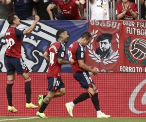 epa10130682 Osasuna's striker Enrique Garcia (R) celebrates after scoring the 0-2 goal during the Spanish LaLiga soccer match between CA Osasuna and Cadiz CF held at El Sadar stadium, in Pamplona, northern Spain, 20 August 2022.  EPA/Jesus Diges
