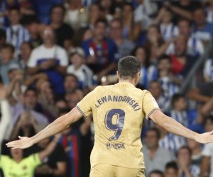 epa10132799 FC Barcelona's striker Robert Lewandowski (C) celebrates after scoring the 0-1 goal during the Spanish LaLiga soccer match between Real Sociedad and FC Barcelona held at Reale Arena Stadium, in San Sebastian, northern Spain, 21 August 2022.  EPA/Javier Etxezarreta