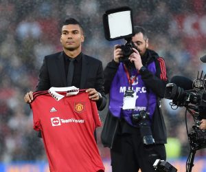 epa10133863 Newly-signed Casemiro (L) of Manchester United poses with the team's jersey on the pitch prior to the start of the English Premier League soccer match between Manchester United and Liverpool FC in Manchester, Britain, 22 August 2022.  EPA/PETER POWELL EDITORIAL USE ONLY. No use with unauthorized audio, video, data, fixture lists, club/league logos or 'live' services. Online in-match use limited to 120 images, no video emulation. No use in betting, games or single club/league/player publications