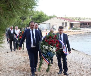 Otok Sveti Grgur, 23.08.2022 - Potpredsjednik Vlade i ministar mora, prometa i infrastrukture Oleg Butkoviæ u izaslanstvu predsjednika Vlade je povodomobiljeavanja Europskog dana sjeæanja na rtve svih totalitarnih i autoritarnih reima  na otoku Sv. Grgur poloio vijence na spomen ploèe Vlade i udruge zatoèenika logora na Sv. Grguru. foto HINA/ Miljenko KLEPAC/ ik