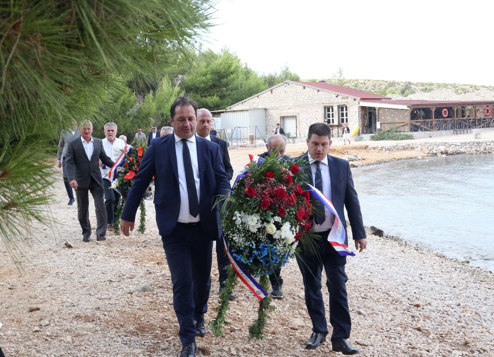 Otok Sveti Grgur, 23.08.2022 - Potpredsjednik Vlade i ministar mora, prometa i infrastrukture Oleg Butkoviæ u izaslanstvu predsjednika Vlade je povodomobiljeavanja Europskog dana sjeæanja na rtve svih totalitarnih i autoritarnih reima  na otoku Sv. Grgur poloio vijence na spomen ploèe Vlade i udruge zatoèenika logora na Sv. Grguru. foto HINA/ Miljenko KLEPAC/ ik