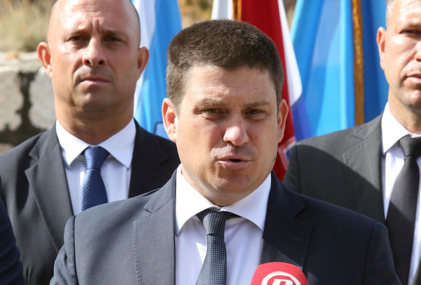 Goli otok, 23.08.2022 -  Potpredsjednik Vlade i ministar mora, prometa i infrastrukture Oleg Butkoviæ u izaslanstvu predsjednika Vlade je povodom obiljeavanja Europskog dana sjeæanja na rtve svih totalitarnih i autoritarnih reima na Golom otoku poloio vijence na spomen ploèu Vlade, te zapalio svijeæe kod kria. foto HINA/ Miljenko KLEPAC/ ik