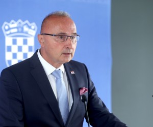 Zagreb, 10.06.2022. - Izjave pojedinih ministara nakon sjednice Vlade RH.
Na fotografiji Gordan Grlić Radman.
foto HINA/ Edvard ŠUŠAK/ es
