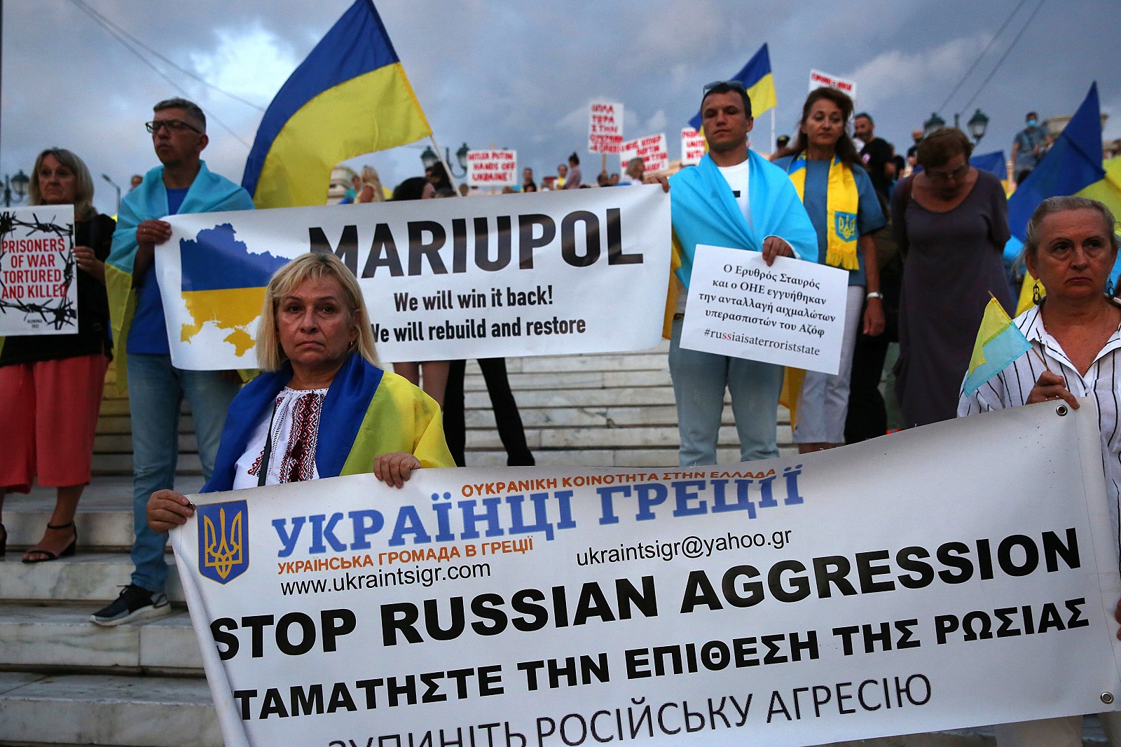 epa10136681 Ukrainians who live in Athens and refugees of the war gather to commemorate Ukraine's Independence Day in Athens, Greece, 24 August 2022. Ukrainians are marking the 31st anniverâ€‹sary of their independence from the Soviet Union in 1991, as the Russian invasion of the country continues six months since its beginning.  EPA/ORESTIS PANAGIOTOU