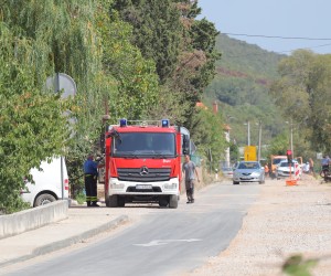 Vrgorac, 26.08.2022. - U mjestu Ravča, nedaleko Vrgorca, izbio je požar koji se s državne ceste D-62 proširio prema stambenim kućama. Na teren su izišli vatrogasci DVD-A Vrgorac. foto HINA/ Jure DIVIĆ/ ml