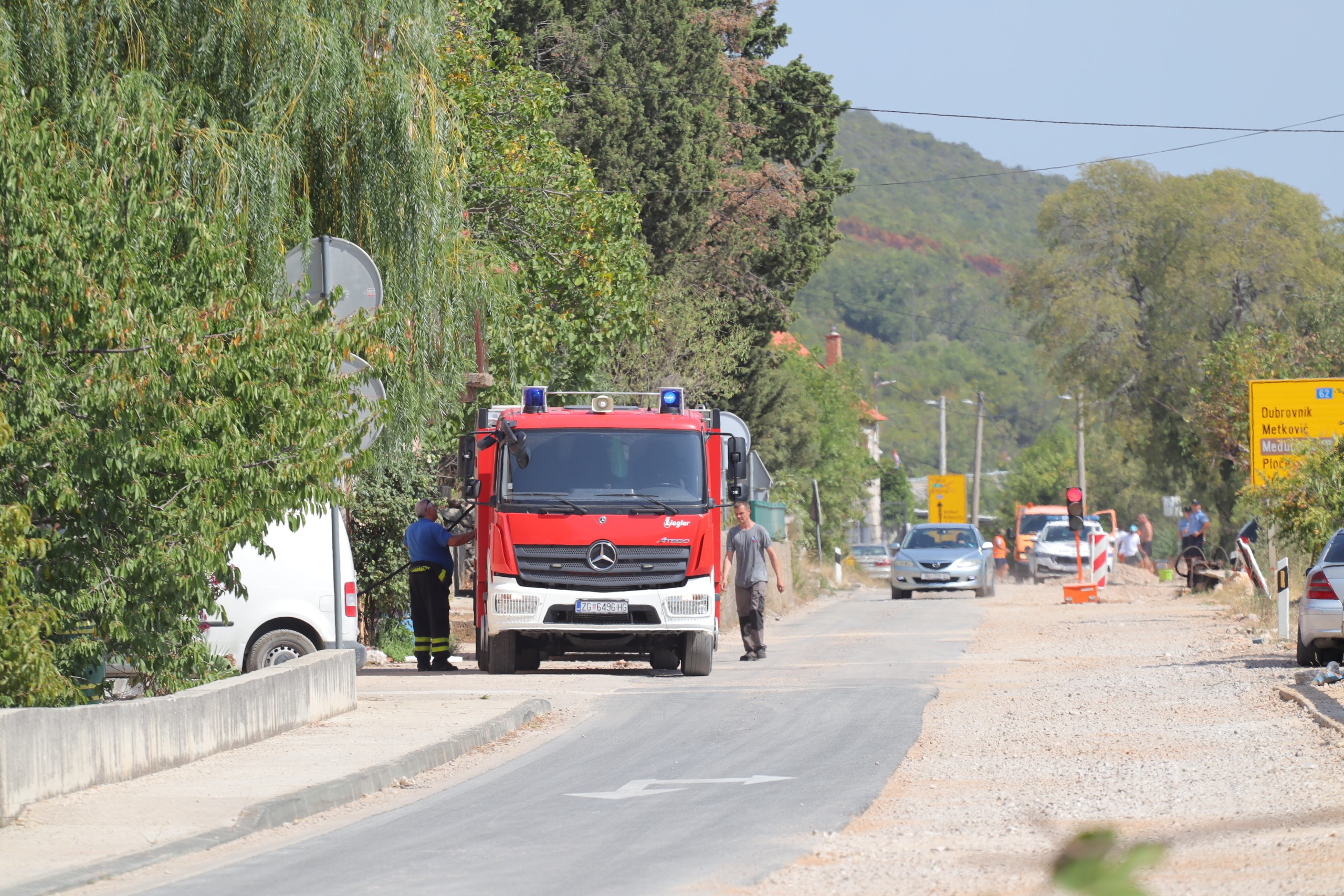 Vrgorac, 26.08.2022. - U mjestu Ravča, nedaleko Vrgorca, izbio je požar koji se s državne ceste D-62 proširio prema stambenim kućama. Na teren su izišli vatrogasci DVD-A Vrgorac. foto HINA/ Jure DIVIĆ/ ml