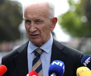 Zagreb, 30.08.2022. - Petar Pavkoviæ, odvjetnik bive predsjednice uprave tvrtke Plinara istoène Slavonije Marije Ratkiæ dao je izjavu za medije ispred istranog zatvora u Remetincu. Marija Ratkiæ jedna je od petero osumnjièenih za malverzacije s plinom u "aferi Ina", a izaæi æe iz zatvora tek nakon to njezina ostavka bude objavljena u sudskom registru, za to je potrebno nekoliko dana. foto HINA/ Lana SLIVAR DOMINIÆ/ lsd