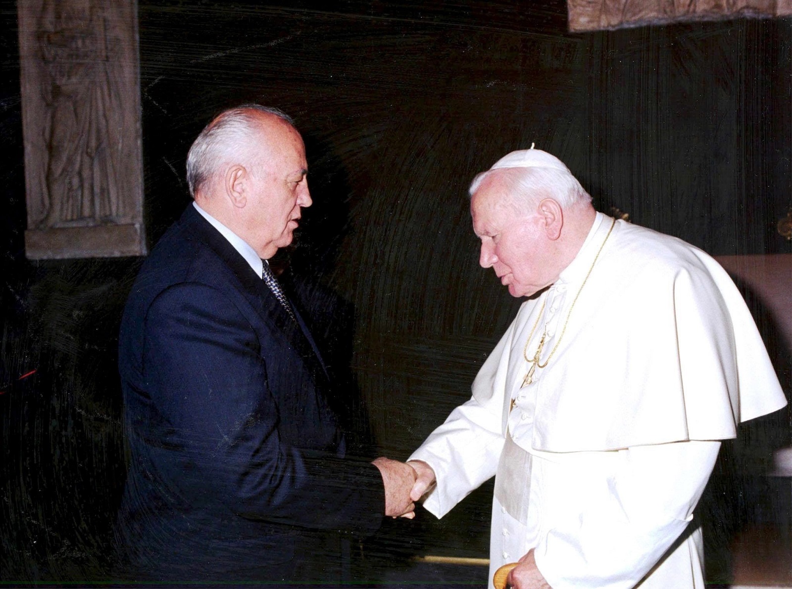 epa10148335 (FILE) Pope John Paul II (R) shakes hands with Nobel Peace Prize laureate and former Soviet Union President Mikhail Gorbachev (L) in Vatican City, 13 November 2000 (reissued 30 August 2022). According to a Moscow Central Clinical Hospital statement, former Soviet president Mikhail Gorbachev has died at the age of 91. As a supporter of the de-Stalinization programs of his predecessor Nikita Khrushchev, Gorbachev initiated numerous reforms during his tenure. He signed a nuclear arms treaty with the United States and withdrew the Soviet Union from the Soviet-Afghan war. His policies created freedom of speech and press, and decentralized fiscal policy planning and execution to increase efficiency. Gorbachev was the last leader of the Soviet Union, overseeing Russia’s transition from one party rule to fragile democracy.  EPA/VATICAN POOL *** Local Caption *** 00403662