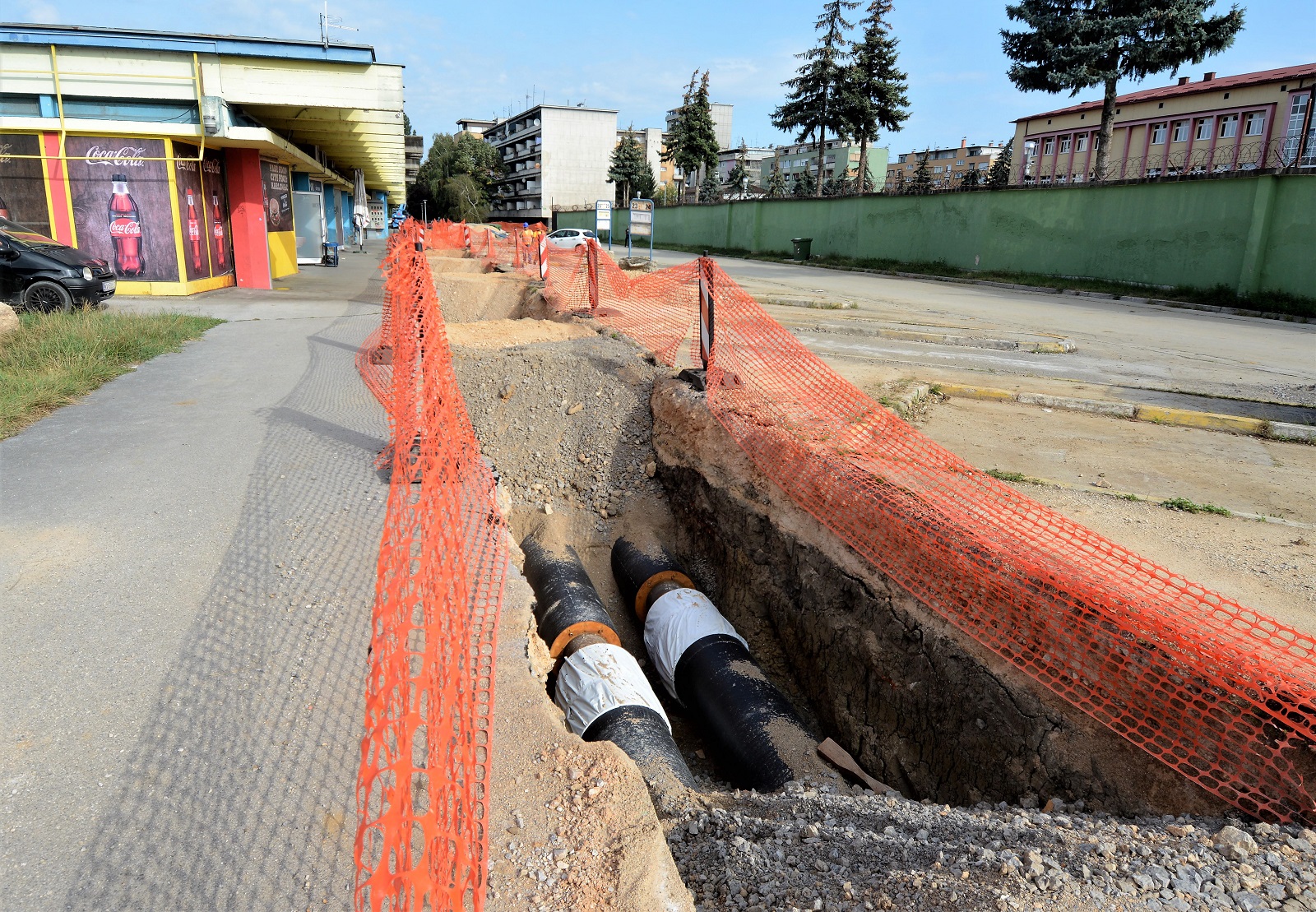 Karlovac, 31.8.2022.- U Karlovcu u centru grada poginuo je u utorak u veèernjim satima pri padu u iskop vrelovodne mree 54-godinji graðanin, te slijedi daljnje kriminalistièko istraivanje, priopæila je u srijedu karlovaèka Policijska uprava. 
foto HINA/ Mladen VOLARIÆ/ ua