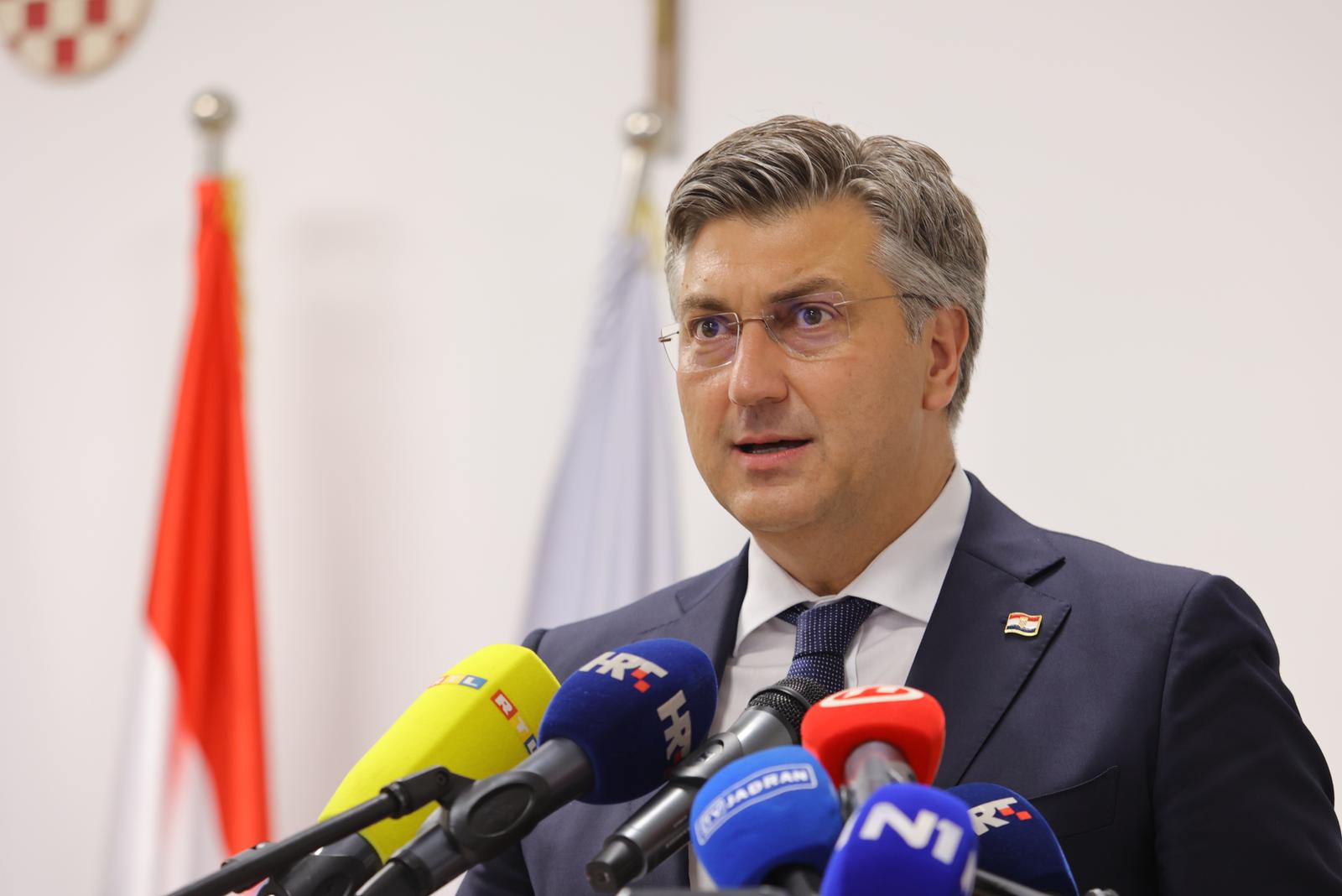 01.08.2022., Imotski - Premijer Andrej Plenkovic u drustvu ministra vanjskih i europskih poslova Gordana Grlica Radmana u sluzbenom je posjetu Imotskom, gdje ce sudjelovati na Svecanoj sjednici Gradskog vijeca u Puckom otvorenom ucilistu.  Photo: Miroslav Lelas/PIXSELL
