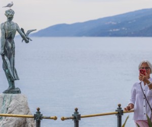 02.08.2022., Opatija-  Turisti uzivaju u Opatiji tijekom oblacog vremena.  


 Photo: Nel Pavletic/PIXSELL