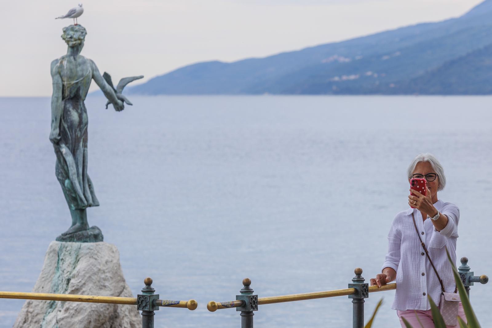 02.08.2022., Opatija-  Turisti uzivaju u Opatiji tijekom oblacog vremena.  


 Photo: Nel Pavletic/PIXSELL