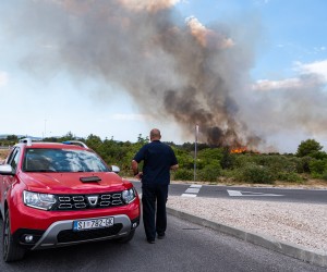 02.08.2022. Vodice - U okolici Sibenika u kratkom vremenskom razmaku buknula su  tri pozara, u mjestima kod Srima i Vodica. Vatrogasci su na terenu, a u pomoc su poslani kanaderi. Photo: Bruno Fantulin/PIXSELL