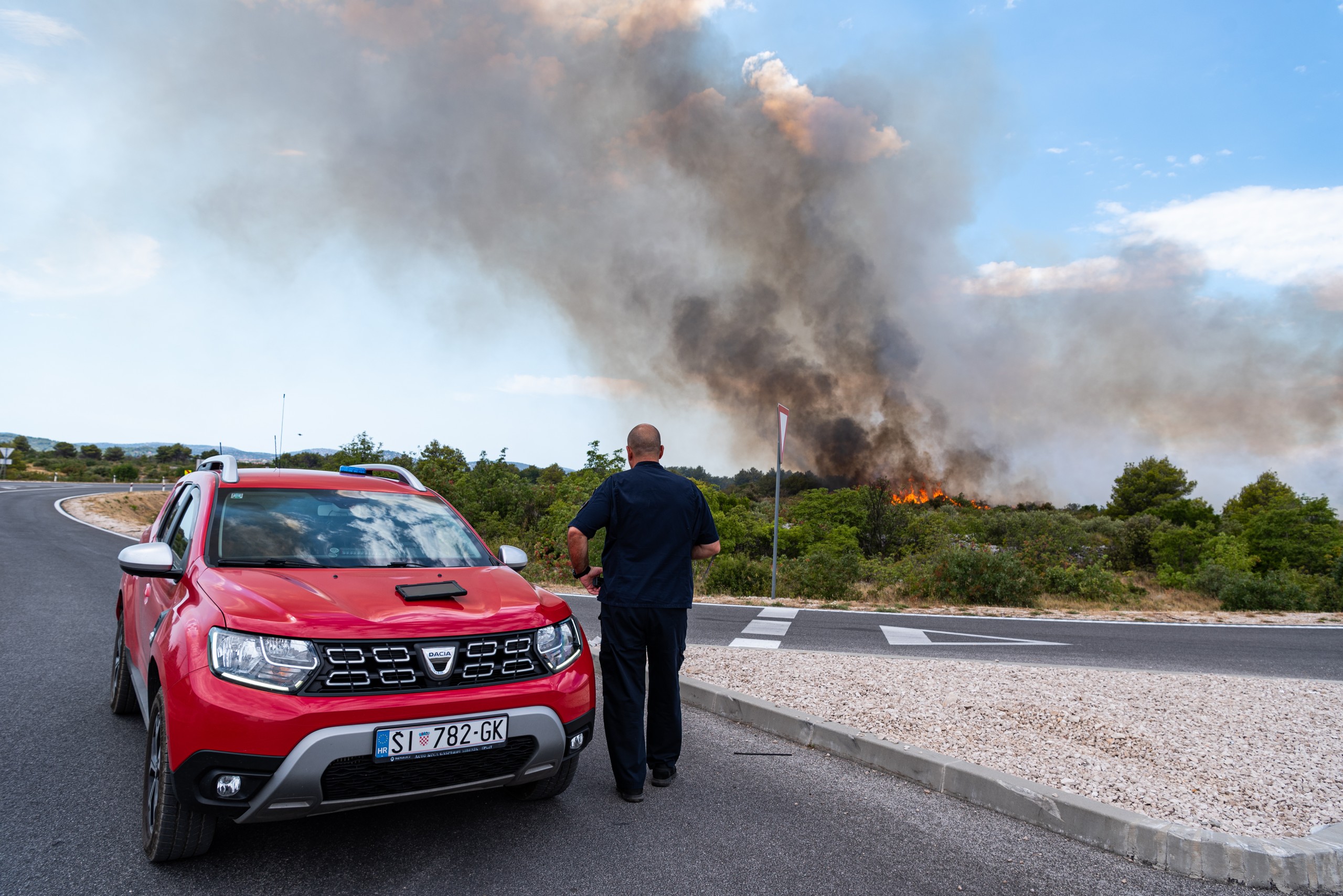 02.08.2022. Vodice - U okolici Sibenika u kratkom vremenskom razmaku buknula su  tri pozara, u mjestima kod Srima i Vodica. Vatrogasci su na terenu, a u pomoc su poslani kanaderi. Photo: Bruno Fantulin/PIXSELL